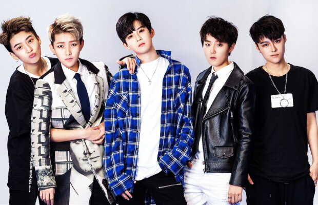 "Boy band" din China, alcătuit din... fete costumate în băieți