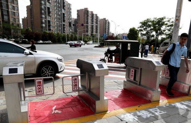 Turnicheți ca la metrou pentru a împiedica pietonii să treacă pe roșu