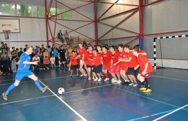 SPECIAL Cel mai cunoscut meci autohton între profesori și elevi ajunge la o ediție jubiliară! 5 povești amuzante + 5 tradiții inedite