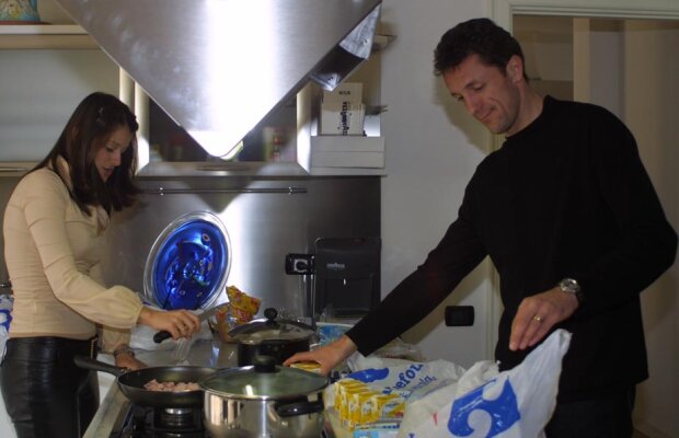 Perle din arhiva foto GSP »  Master Chef Gică! GSP l-a vizitat acum 15 ani pe Popescu în Germania