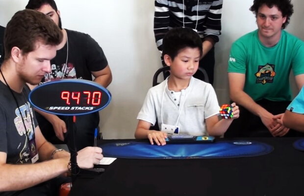 VIDEO Puştiul ăsta e un geniu! Rezolvă cu o mână un cub Rubik, în doar 27 de secunde