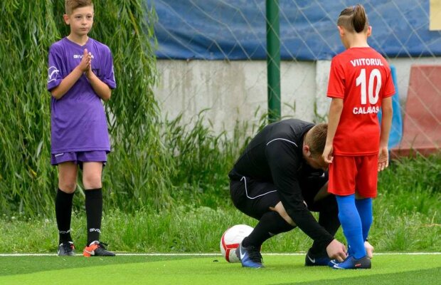 Poza weekendului: un arbitru leagă la șireturi un junior! GSP.ro a vorbit cu "centralul": "Tot fugeau la antrenor, așa că m-am oferit eu!"