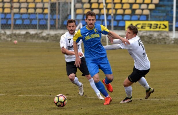 Dialog INCREDIBIL la un meci decisiv pentru promovarea în Liga 1! Arbitrul către jucători: "Mai aveți timp să le dați gol"