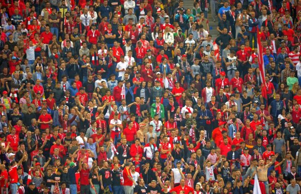 VIDEO Suporterii lui Dinamo au intrat pe teren pentru a sărbători alături de favoriți + FCSB n-a fost uitată nici azi
