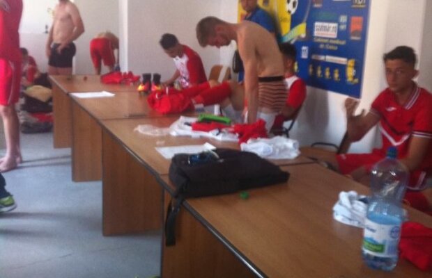 FOTO Imagini uluitoare la semifinala campionatului național! Jucătorii gazdelor n-au avut vestiar și s-au schimbat în sala de conferințe
