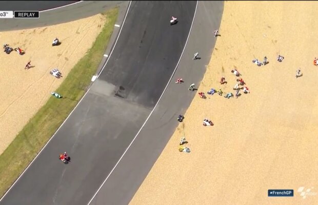 VIDEO » Așa ceva nu s-a mai văzut! Accident în lanț la Moto3! Mai mult de jumătate de grilă, la pământ!