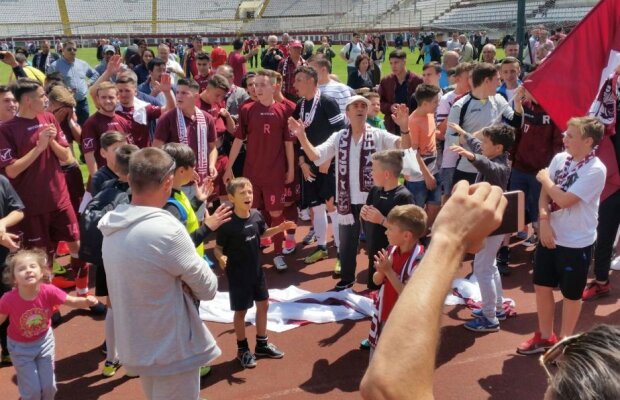 VIDEO+FOTO Bucurie fără margini în Giulești! Jucătorii Rapidului au sărbătorit promovarea alături de fani + GSP a fost în vestiarul alb-vișiniilor