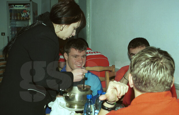 Perle din arhiva foto GSP »  Insider în cantonament: Marius Niculae, surprins înainte de plecarea la Sporting