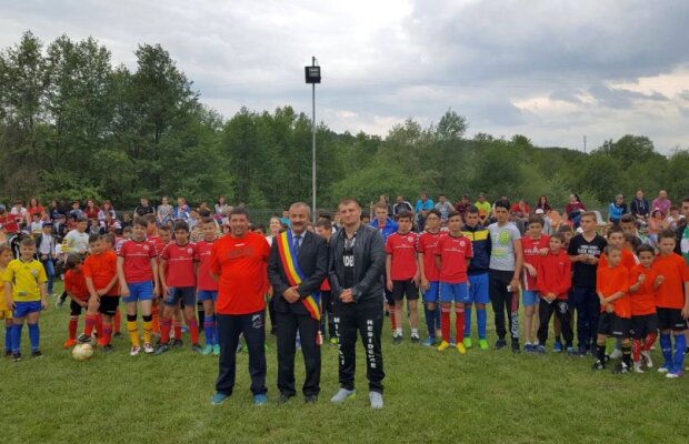 Moroșanu, asaltat de copii la lansarea unui teren de fotbal