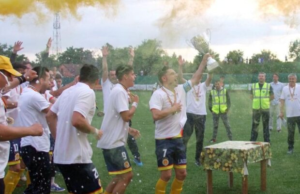 FOTO O echipă de legendă, cu patru titluri în palmares, revenire spectaculoasă! A promovat în Liga a doua după șapte decenii