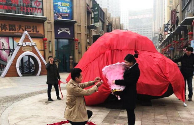 FOTO Cadou inedit de logodnă: un meteorit de 33 de tone