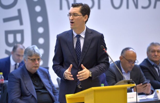 În Adunarea Generală FRF, în care au trecut lejer toate propunerile federale sensibile, președintele Burleanu a lansat un discurs agresiv la adresa criticilor săi: ”Talibanizare, troglodiți, trompete”