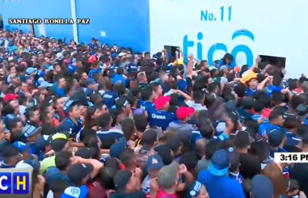 VIDEO Incidente INCREDIBILE la un meci de fotbal! S-au călcat în picioare și 5 oameni au murit la stadion 