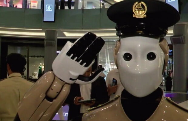 VIDEO A apărut primul robot-poliţist. Nu ai idee ce poate să facă!