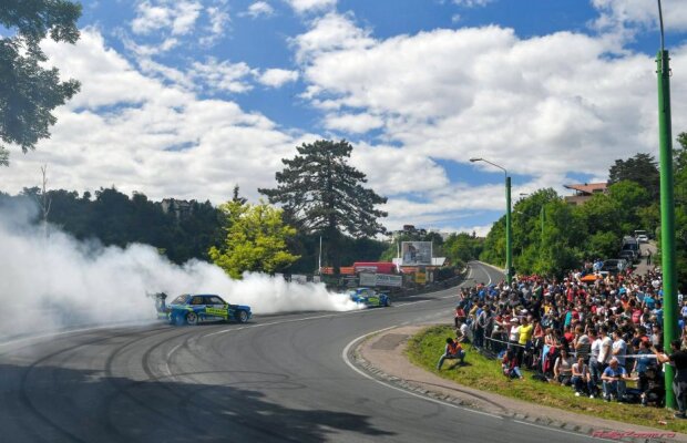 Spectacol oferit de doi drifteri la Campionatul Național de Viteză în Coastă