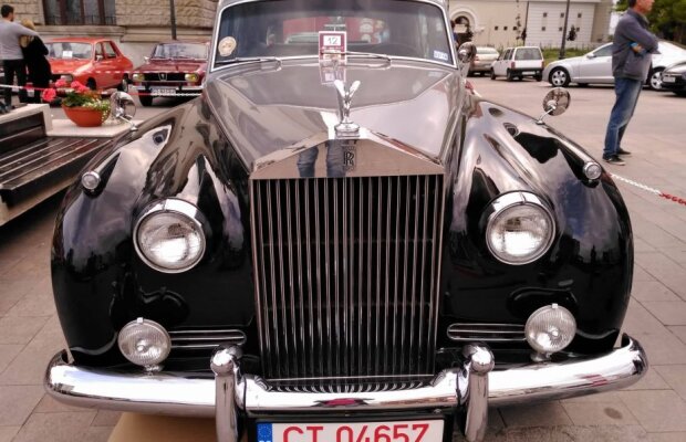 GALERIE FOTO Spectacolul boem al maşinilor vintage! Superimagini din Piața Ovidiu + mașina construită special pentru Ceaușescu a putut fi admirată de oameni