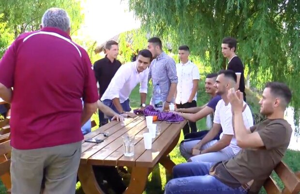 VIDEO Prime în țuică și cârnați în fotbalul românesc » Echipa e condusă de un fost jucător al Stelei