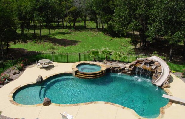 VIDEO Au vrut să facă baie în piscina din curte, dar au rămas uluiți când au văzut ce era pe fundul apei