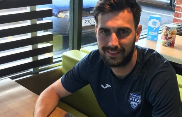 FOTO » Dacă joci la Oxford, semnezi contractele la fast-food » Sau într-o grădină, pe un scaun de camping!