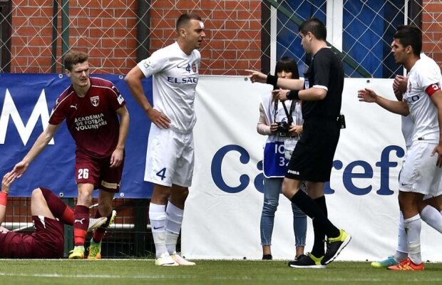 Cine sunt arbitrii care oficiază partidele din ultima etapă din play-out