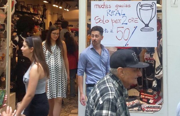 Episodul "I love you, Boro" s-a repetat în Italia! Imaginea zilei în Napoli: "Mulțumim, Real, facem reducere de 50% de bucurie" :)