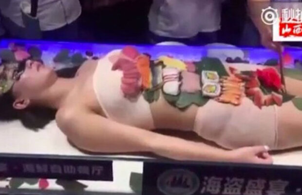 VIDEO Asta nu era în meniu! S-a ales cu o bătaie zdravănă după ce a încercat să ia o bucată de sushi de pe un fotomodel