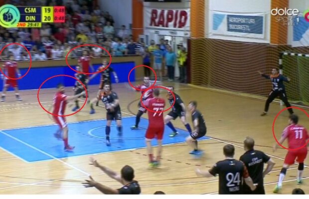 FOTO Scandal după victoria lui Dinamo din finala Ligii Naționale! Antrenorul lui CSM București iese la atac » Cum ar fi driblat dinamoviștii regulamentul