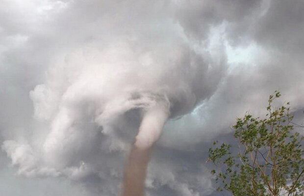 Fotografia asta face furori pe internet. Uite ce a putut face un bărbat în faţa unei tornade enorme!