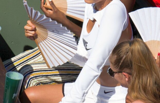 GALERIE FOTO Toată lumea s-a uitat la ea! Cea mai hot apariție la meciul Halep - Ostapenko » Un celebru fotomodel a arătat tot