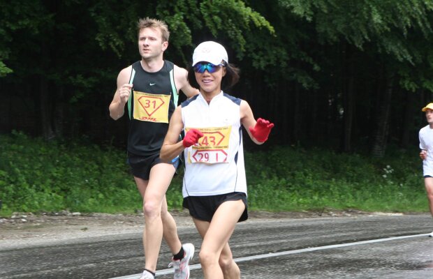 EXCLUSIV Superpoveste! O profesoară japoneză de 56 ani participă sâmbătă la Ștafeta Carpaților. Are 170 maratoane la activ și aleargă des traseul București - Sofia!