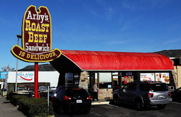 VIDEO Un poliţist a cumpărat un sandviș, iar după prima gură a rămas mască atunci când a văzut ce era în el