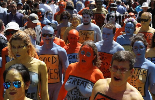 GALERIE FOTO & VIDEO Imagini incredibile în Times Square. Peste 200 de oameni au stat ore în șir dezbrăcați în plină stradă!