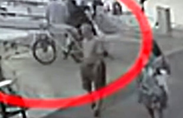 VIDEO Cel mai controversat om din fotbalul croat, atacat în plină stradă! A fost lovit cu pumnul de un fan rival: "Am căzut inconștient în apă"