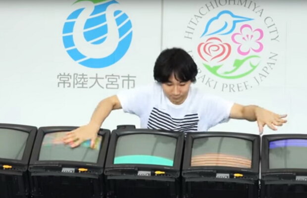 VIDEO Un japonez a transformat televizoarele vechi în tobe