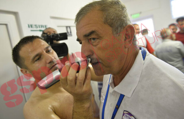 FOTO şi VIDEO EXCLUSIV Imaginile serii: i-au ras mustața lui Ionuț Popa! :D » Scene de senzaţie surprinse de fotoreporterul GSP în vestiar, după barajul UTA - ACS Poli