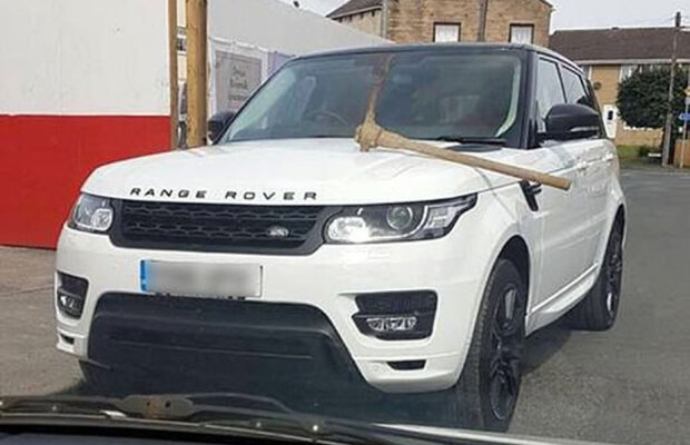 FOTO Probleme cu șeful? Reacție extremă a unui muncitor: cum a distrus o mașină de 100.000 euro