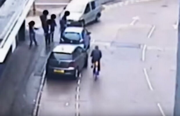 VIDEO Imagini uluitoare! Stăteau liniştiţi pe stradă, însă ce a urmat i-a marcat pe viaţă!