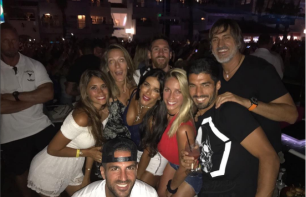 FOTO Messi, Suarez și Fabregas, dezmăț într-un club de noapte din Ibiza » Notă de plată extraterestră 