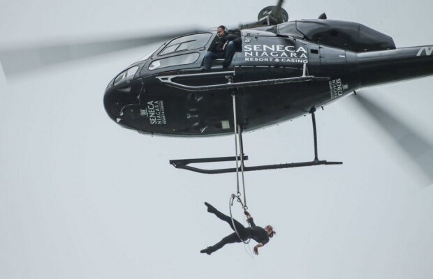 VIDEO & FOTO Nebunie curată! A zburat deasupra Niagarei agăţată de un elicopter