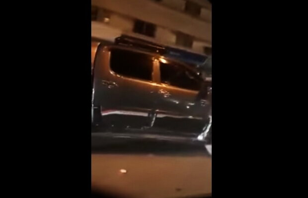 VIDEO Poliţiştilor nu le-a venit să creadă ce avea un bărbat în maşină! Toţi trecătorii s-au oprit ca la circ!