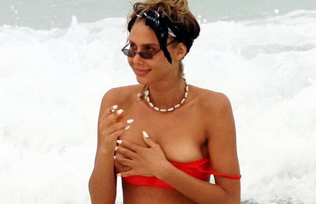 GALERIE FOTO Vine valul, îţi ia sutienul! Imagini de senzaţie la plajă cu o blondină superbă