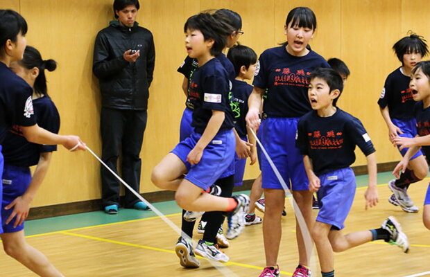 Nimeni nu sare coarda mai repede ca acești tineri. VIDEO uluitor!
