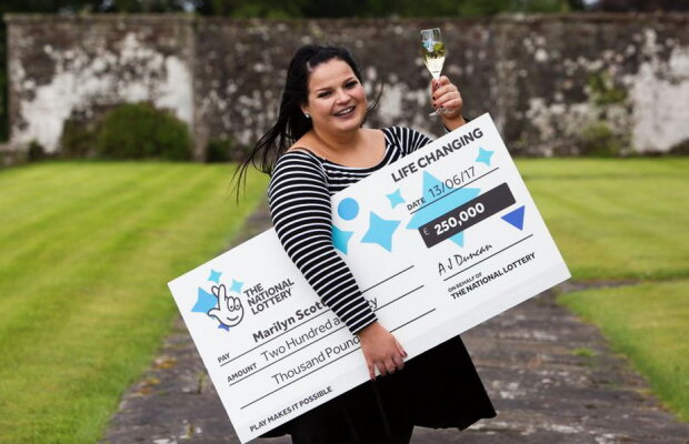 A cumpărat un bilet la loto ca să schimbe bani şi a câştigat potul cel mare!