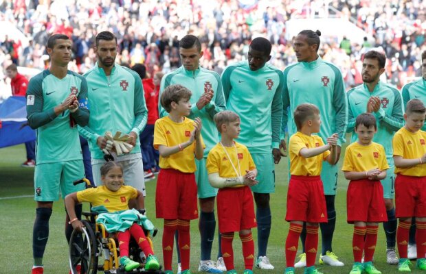 FOTO Sărutul pe frunte care aduce zâmbetul » Ronaldo a făcut fericită o fetiță cu dizabilități: "Nu am trăit ceva mai frumos în viața mea!"