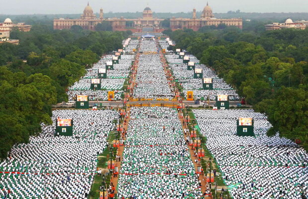 GALERIE FOTO Imagini unice în lume. Mii de indieni au făcut yoga în același timp