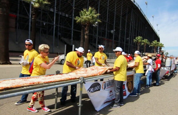 GALERIE FOTO A fost pregătită cea mai lungă pizza din lume. Nu ai văzut niciodată un asemenea preparat!