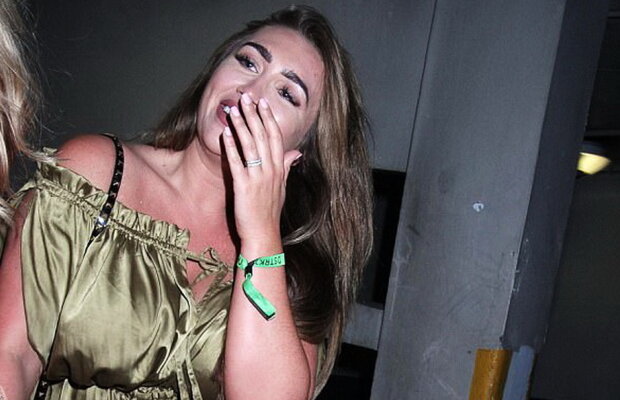 FOTO Lauren Goodger, apariție dezastruoasă. Paparazzi s-au înghesuit să o fotografieze