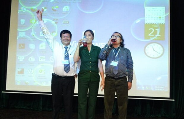 Au băut din erbicidul inventat pentru a demonstra cât de bio este