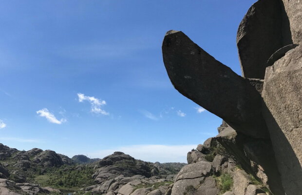 VIDEO & FOTO O rocă în formă de penis a fost vandalizată. Norvegienii s-au mobilizat să o refacă rapid!