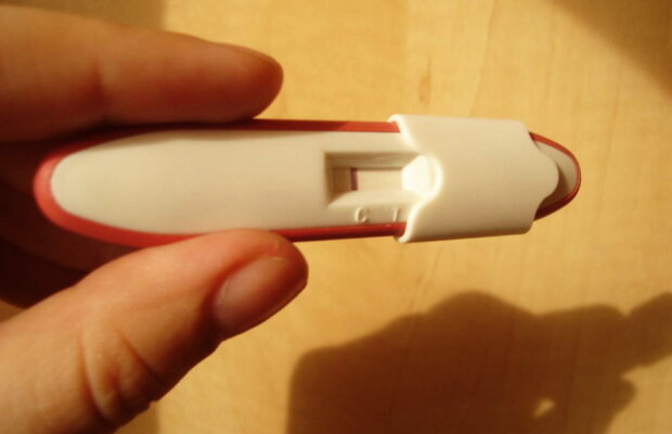 VIDEO Cel mai tare mod de a-şi anunţa mama că este însărcinată! A jignit-o, dar a şi emoţionat-o teribil